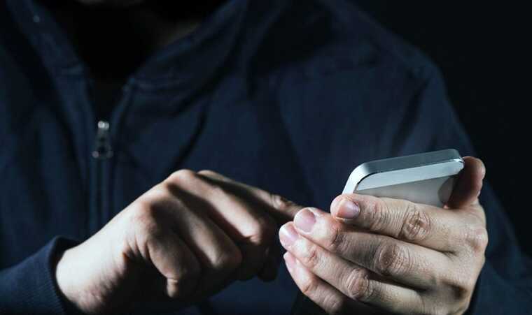 Житель Владивостока перевёл себе 1,2 млн рублей при установке приложений на телефон друга