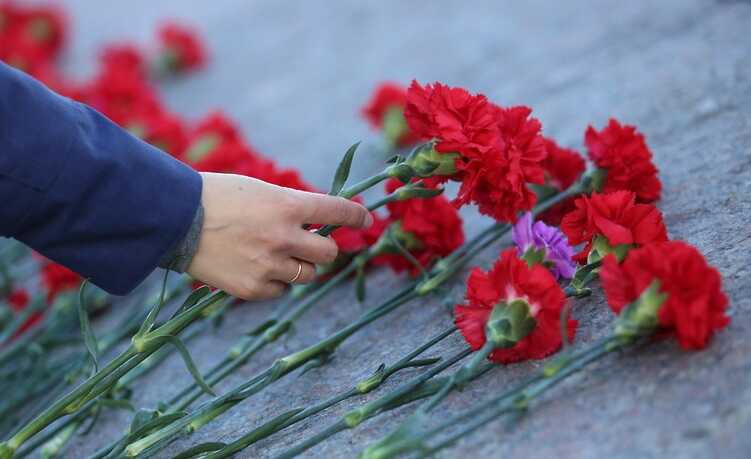 Трое участников пятничного возложения цветов в центре Москвы получили арест на 15 суток