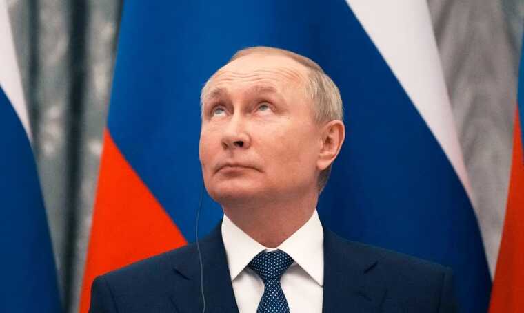 Сотрудник ФСО лично проверил солдат почетного караула перед приездом Путина