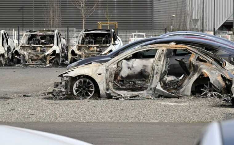 Противники Маска подожгли Tesla в Оттерсберге в день акции «TeslaTakedown»