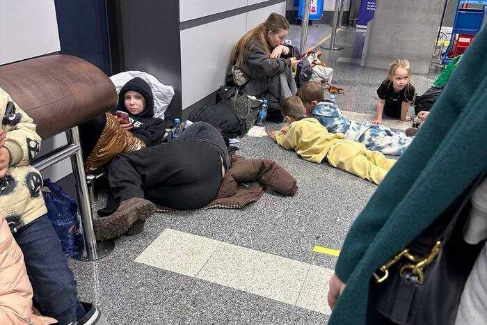 Пассажиры Red Wings почти сутки ждут вылета: авиакомпания не может обеспечить комфорт