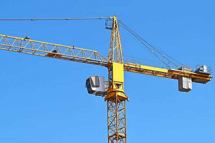 Строительный кран упал на бетономешалку в Москве, чудом не убив водителя