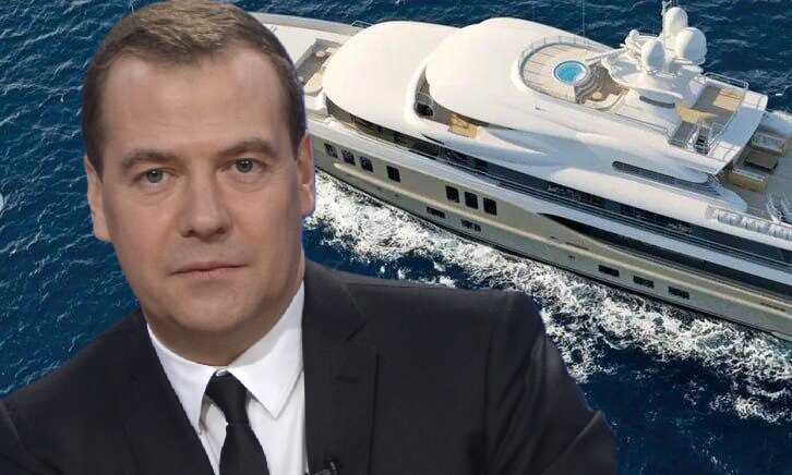 Яхта экс-президента Дмитрия Медведева, сменившая название на Casino Royale, направляется в США