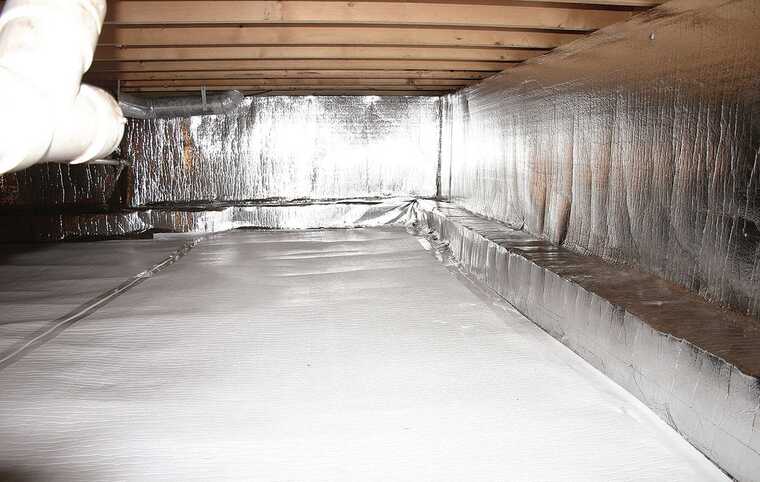 Жители Саратова жалуются на затопленный отходами подвал жилого дома