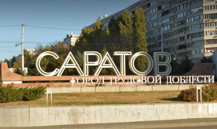 Вместо сквера – стела: как саратовские власти прикрывают снос старых домов дорогими ремонтами