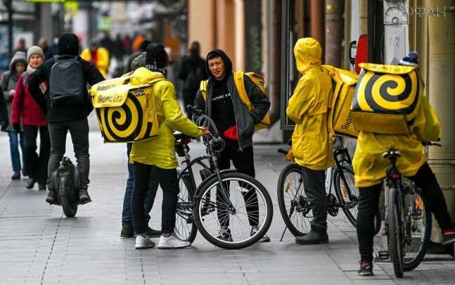 Иностранцам могут ограничить доступ к работе в сфере доставки и такси в Петербурге