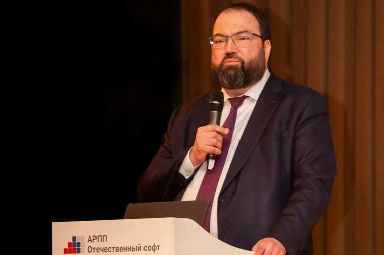 Министр цифрового развития Максут Шадаев «душит» западные сервисы с айфоном в руках