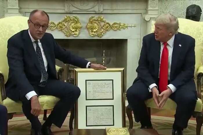 Фридрих Мерц в Вашингтоне вручил Трампу свидетельство деда, родившегося в Баварии