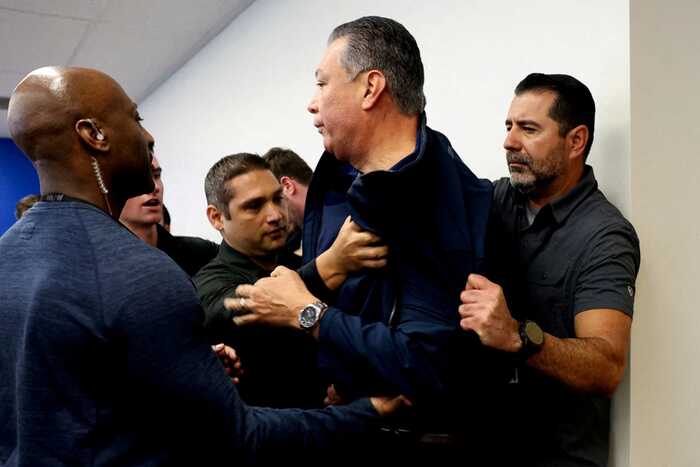 Федеральные агенты надели наручники на сенатора Падилью после его вопроса о миграции