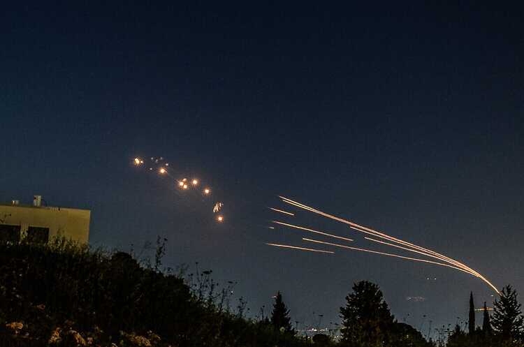 Иран осуществляет мощный ракетный удар по территории Израиля