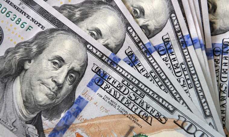 За шесть месяцев 2025 года доллар обвалился более чем на 10%