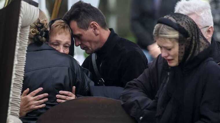 Бывшая жена Старовойта Светлана обняла Полину Корнееву на похоронах