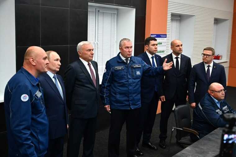 Путину пожаловались на дороговизну машин и он пообещал настроить систему