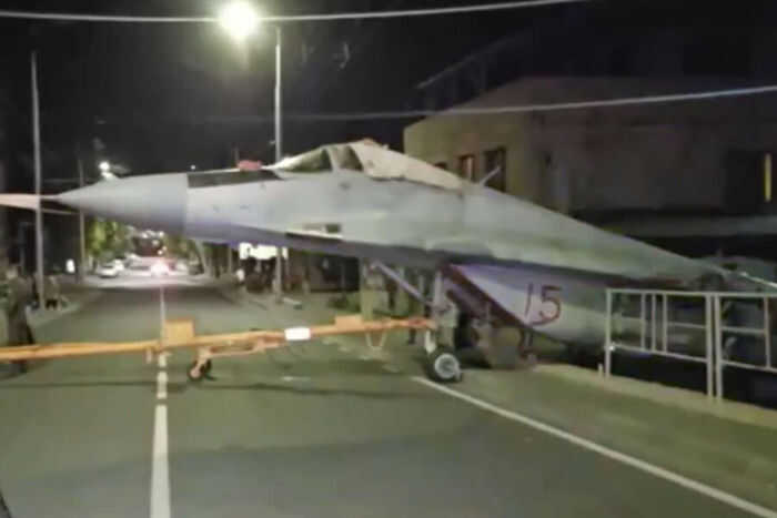В Ереване российский истребитель протаранил столб и ограждение — видео инцидента
