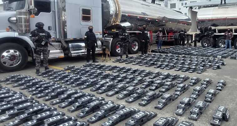 В Эквадоре задержали бензовозы с 2,3 тоннами кокаина вместо топлива