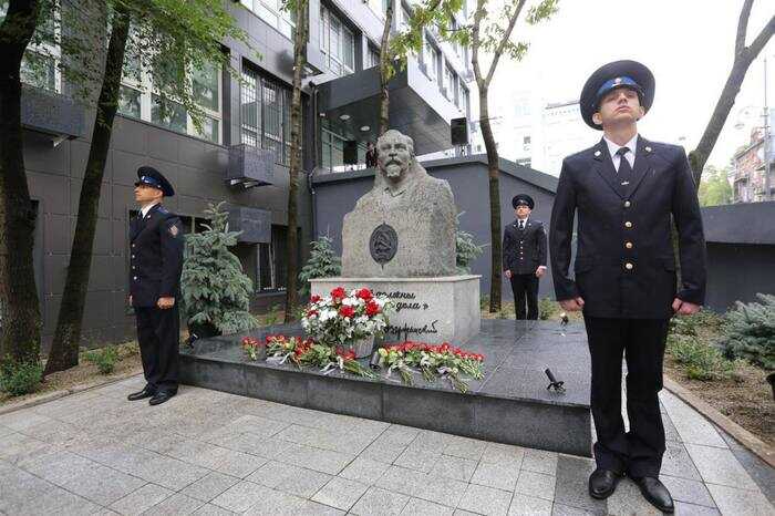 Во Владивостоке вернули памятник основателю ВЧК — идеологу «красного террора»