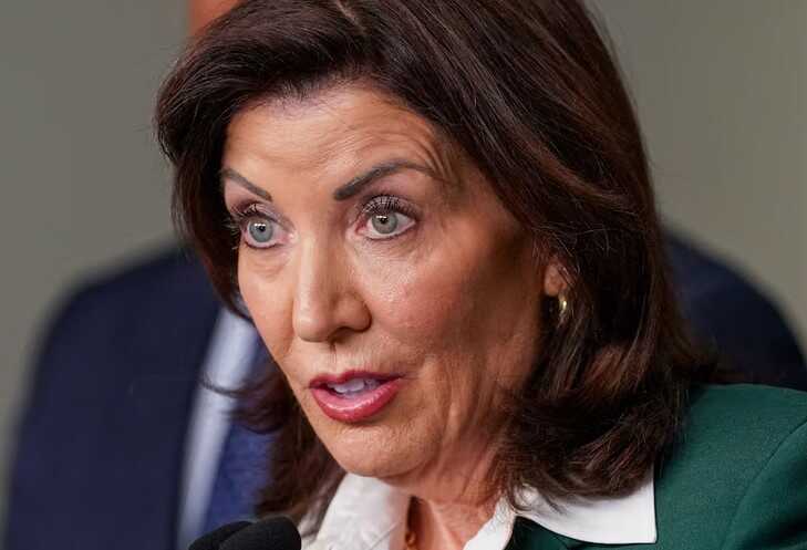 Губернатор Нью-Йорка Хоукул пошла против указов Трампа ради вакцинации детей