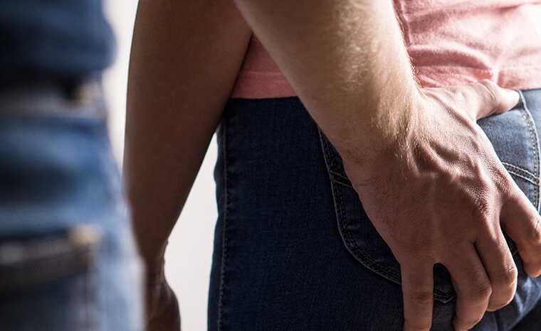 В московском метро мужчина приставал к школьницам и пытался их облизнуть