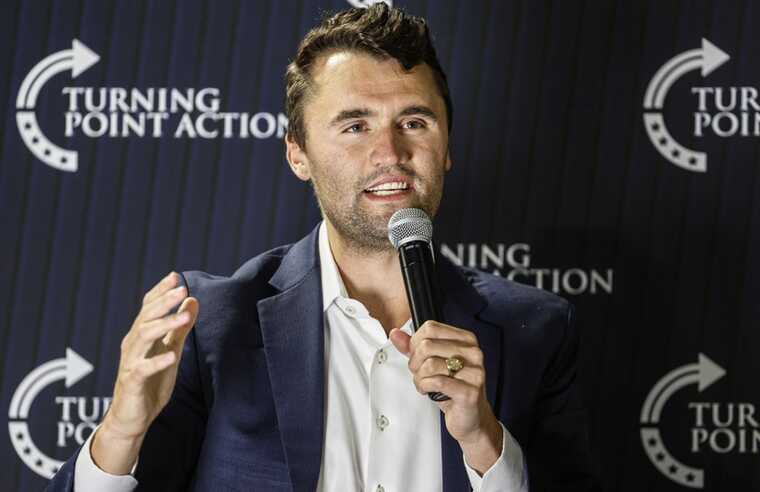 Появилось видео: Чарли Кирка увозят с места покушения