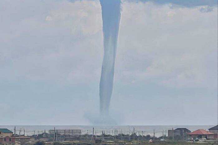 Ливни, град и ураган: над Каспийским морем в Дагестане поднялся смерч