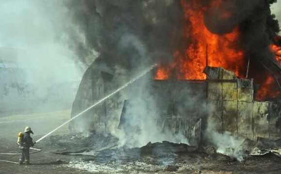 В Москве загорелся ангар с кислородными баллонами: власти скрывают масштабы угрозы
