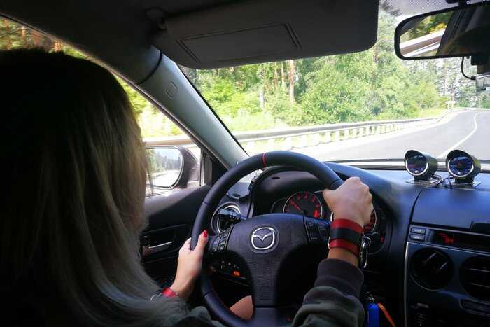 В Подмосковье женщина-водитель не смогла покинуть машину из-за небезопасной парковки