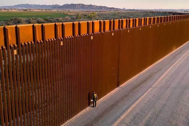 В Аризоне снова начали строительство 9-метровой стены на границе с Мексикой