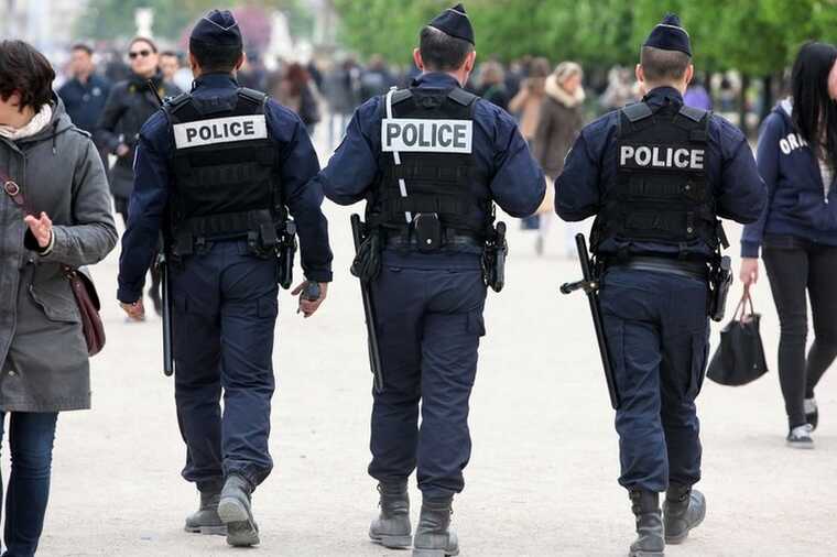 В Париже активисты устроили нападение на мошенников-цыган возле Эйфелевой башни