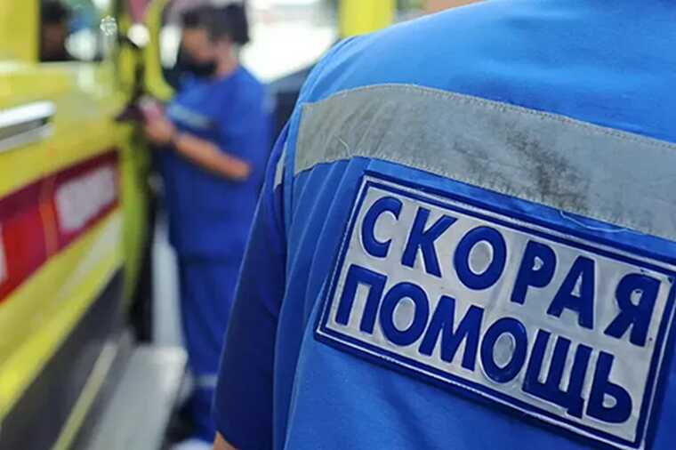 В Новосибирске каршеринг протаранил людей на остановке и врезался в киоск