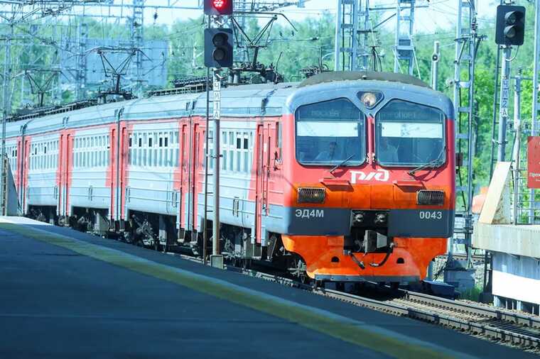 В Наро-Фоминске трое зацеперов получили травмы, пытаясь залезть на электричку