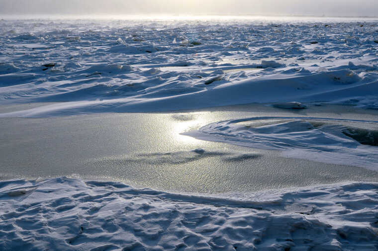 В Якутии снегоход провалился под лёд: двое мужчин погибли