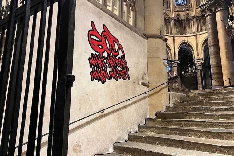 В главном храме Англии появилось граффити в рамках проекта с участием ЛГБТКИА+