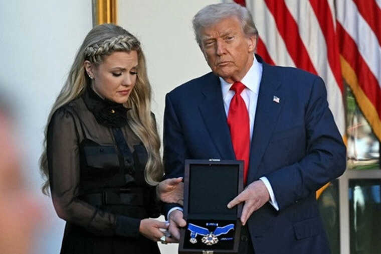 Трамп вручил президентскую медаль Свободы Чарли Кирку посмертно