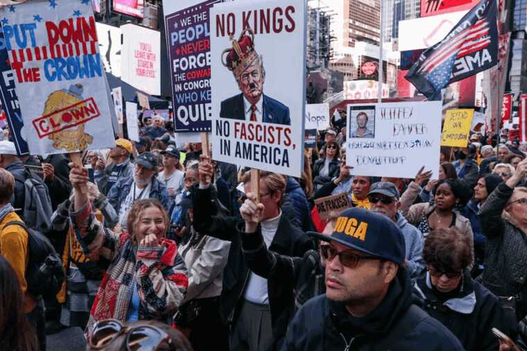Миллионы американцев вышли на улицы, протестуя против Трампа с лозунгом No Kings