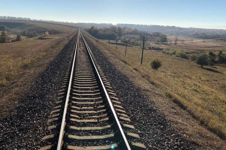 На Октябрьской железной дороге в Ленобласти украли технику и рельсы