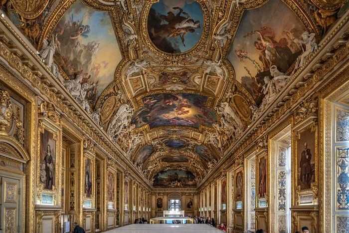 Оглашен полный список предметов, исчезнувших во время ограбления Лувра