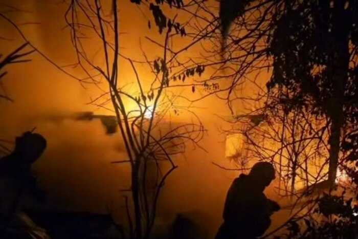 Десятки пожарных тушат сильное возгорание в Дагомысе, пострадавших пока нет