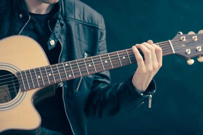 Музыкант в Екатеринбурге исполнил композиции «иноагентов» в знак солидарности с арестованными коллегами