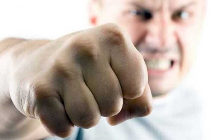 Конфликт на перемене: учитель и ученик устроили драку, школьник получил повреждение