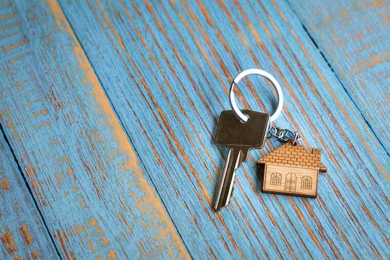 Женщина получила от властей дом, полностью испорченный экскрементами