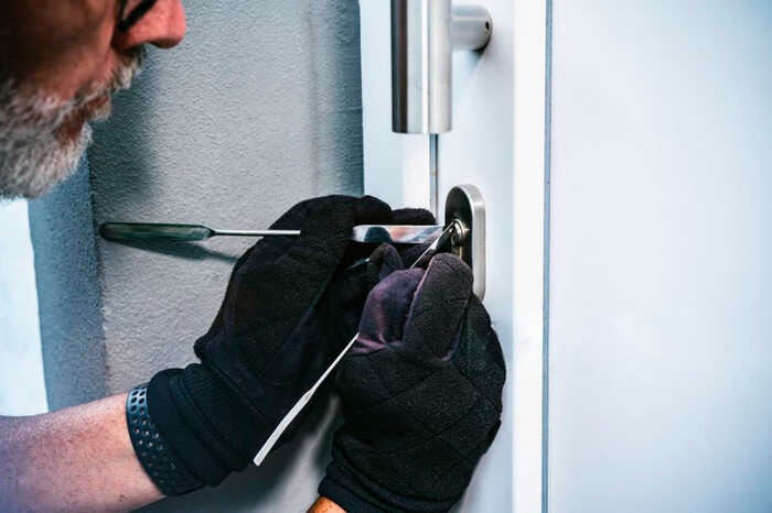 В Омске мужчина в парике пытался открыть чужую дверь