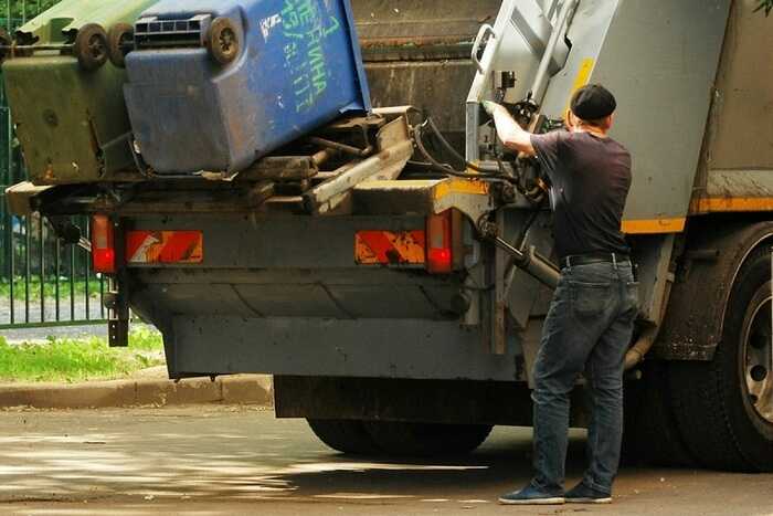 В Уфе мусоровоз прижал пешехода к трамваю — спасателям пришлось распиливать грузовик