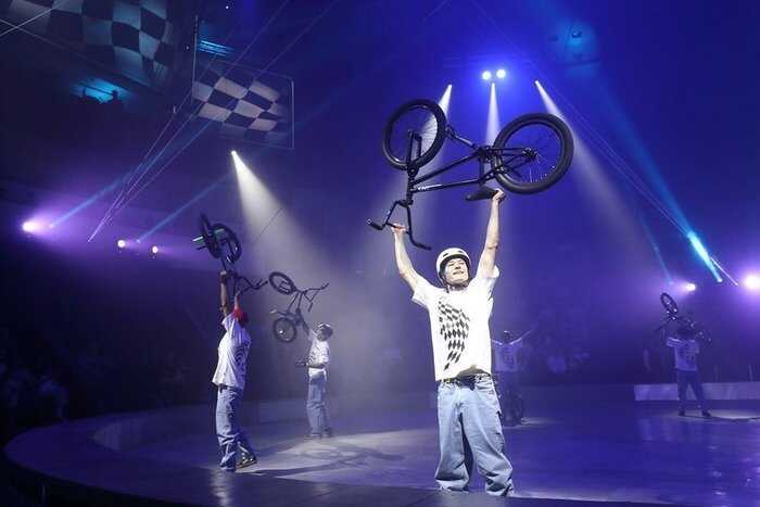 Артист цирка получил сотрясение мозга после падения на шоу в Казани