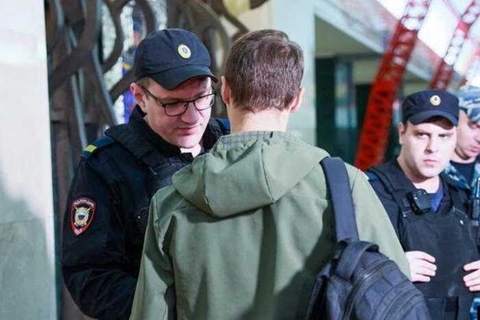 В Москве и Петербурге силой везут призывников в военкоматы, заставляя подписывать контракты