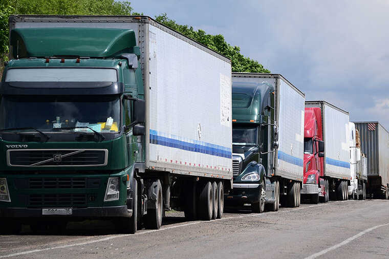 На трассе «Амур» в Забайкальском крае образовалась 12-километровая пробка с автовозами и грузовиками