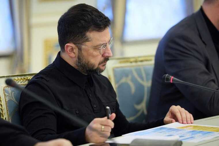 Зеленский поручил начать экспорт украинского оружия уже в ноябре