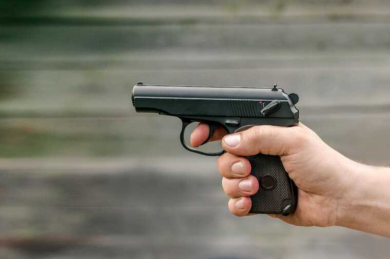 Четверо мужчин устроили перестрелку во дворе жилого дома в Челябинской области