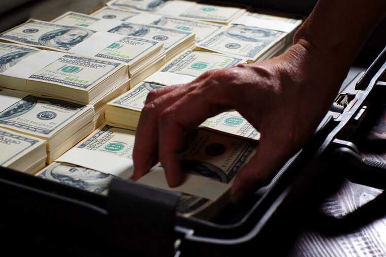 В Шереметьево задержан контрабандист, пытавшийся скрыться с 100 тысячами долларов