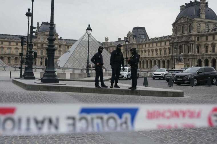 Французская полиция задержала подозреваемых в ограблении Лувра прямо в очереди на футбол