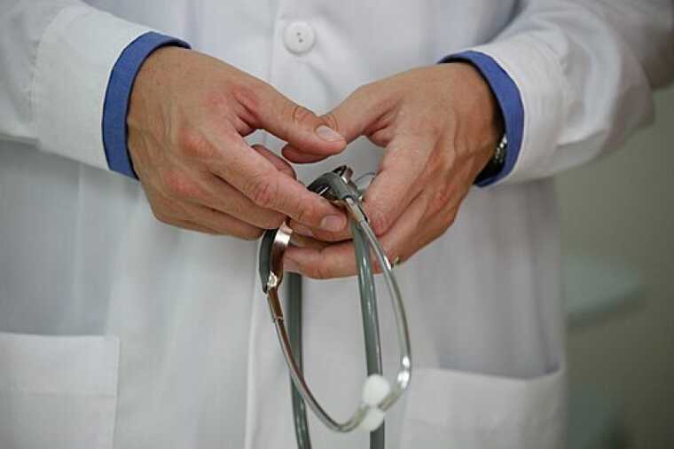 Over 100 doctors with revoked licenses continue to practice in European countries